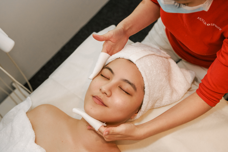 Sensitive skin is a common skin issue. It generally refers to skin that is more prone to inflammation or adverse reactions than average. Sensitivity of the skin is can also be an indication of body stress. The following treatments can help improve skin healing, increase skin moisture level and stabilize hypersensitive skin conditions.